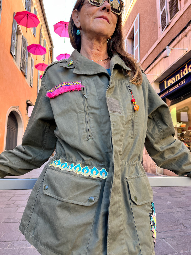 veste militaire brodée à la main