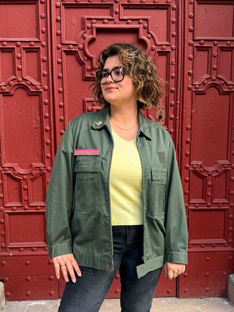 Veste kaki militaire customisée de fleurs