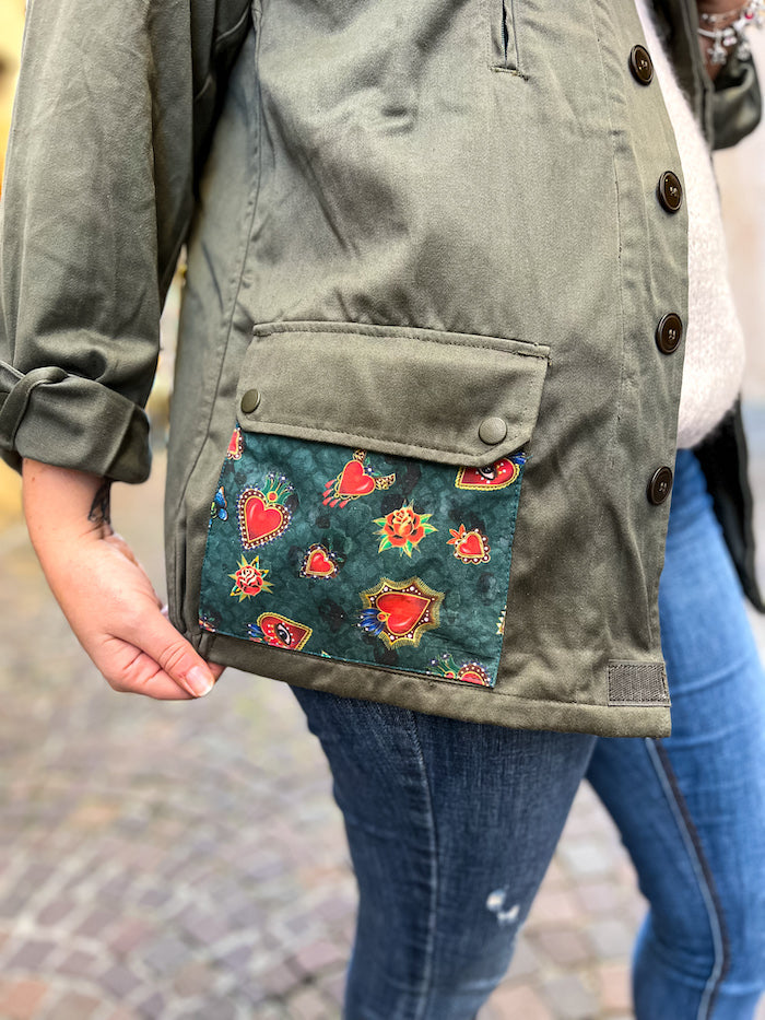 veste tendance militaire customisée de coeurs