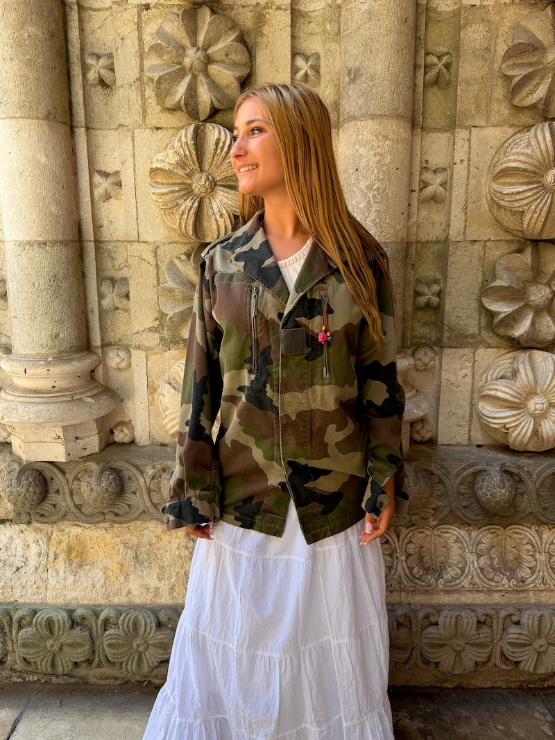 Veste militaire camouflage customisée d'un coeur pour femme