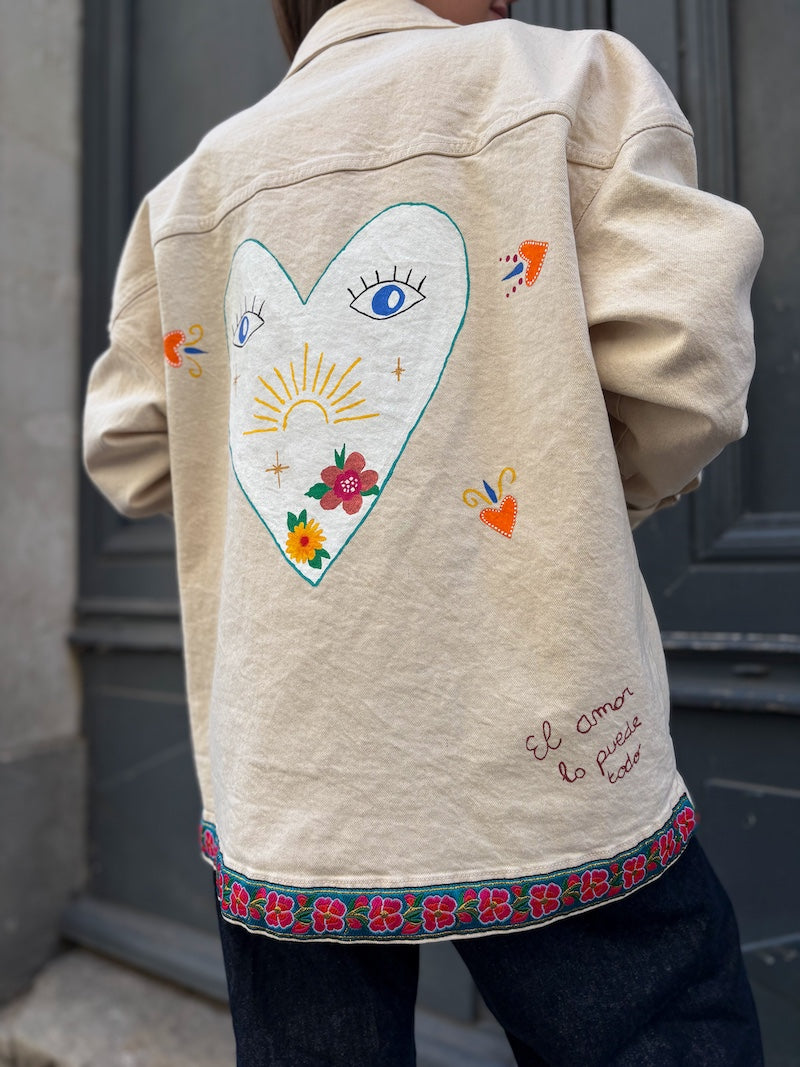 Veste en jean oversize peinte à la main d'un coeur sacré Milagros