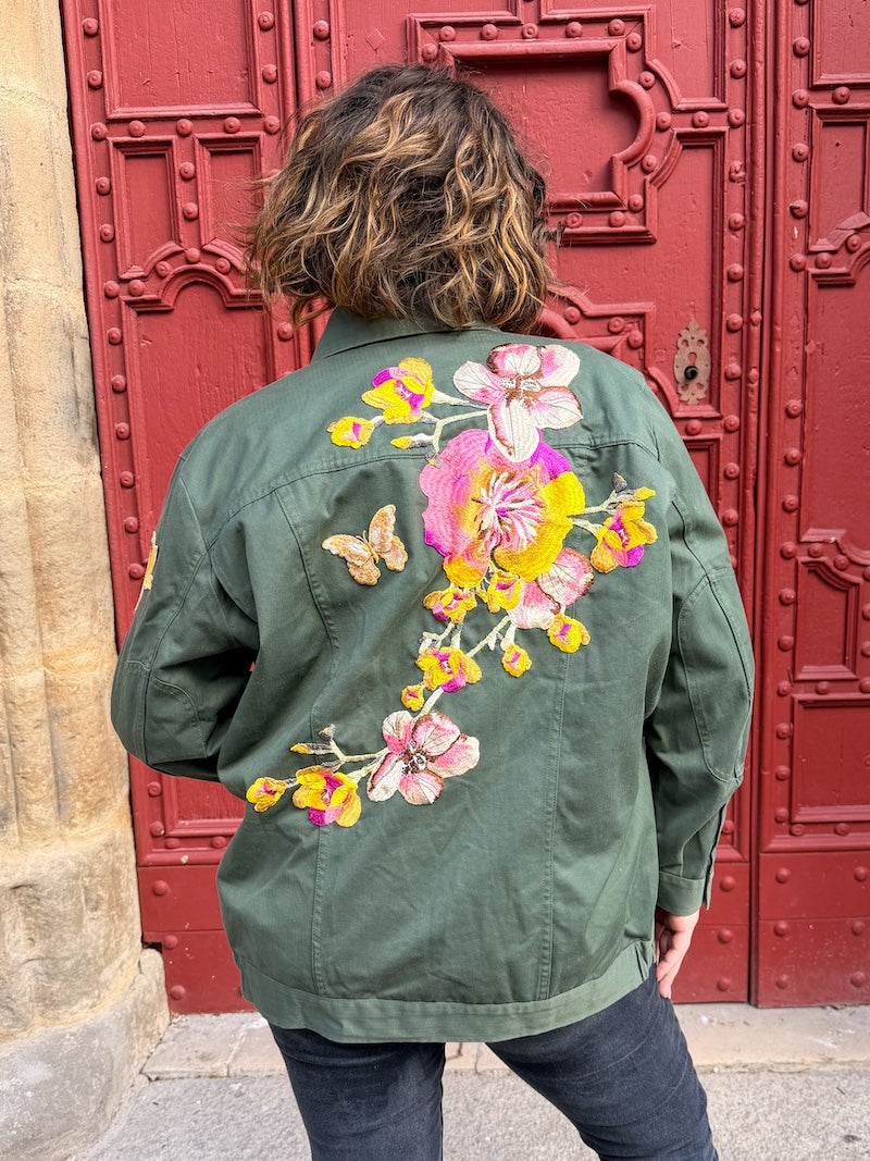 Veste kaki militaire customisée de fleurs