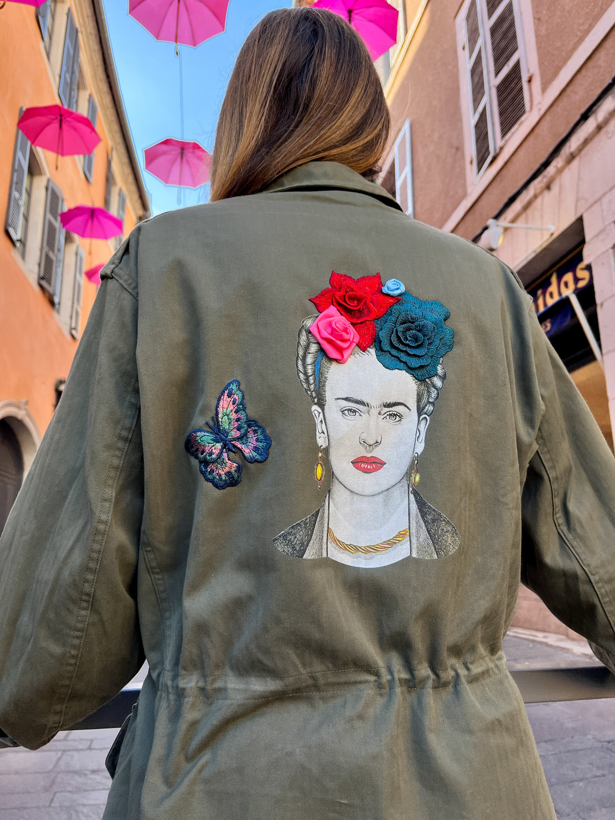 veste tendance customisée de fleurs