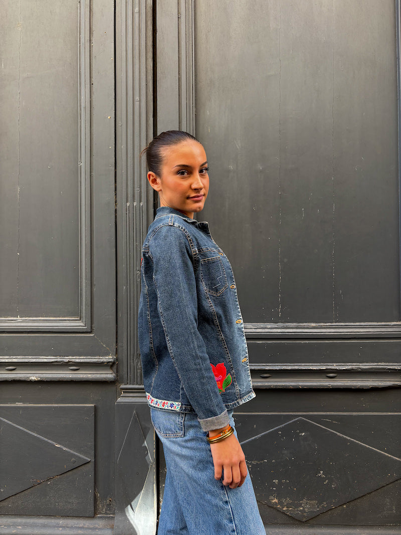 Veste en jean customisée de fleurs rouges et jaunes