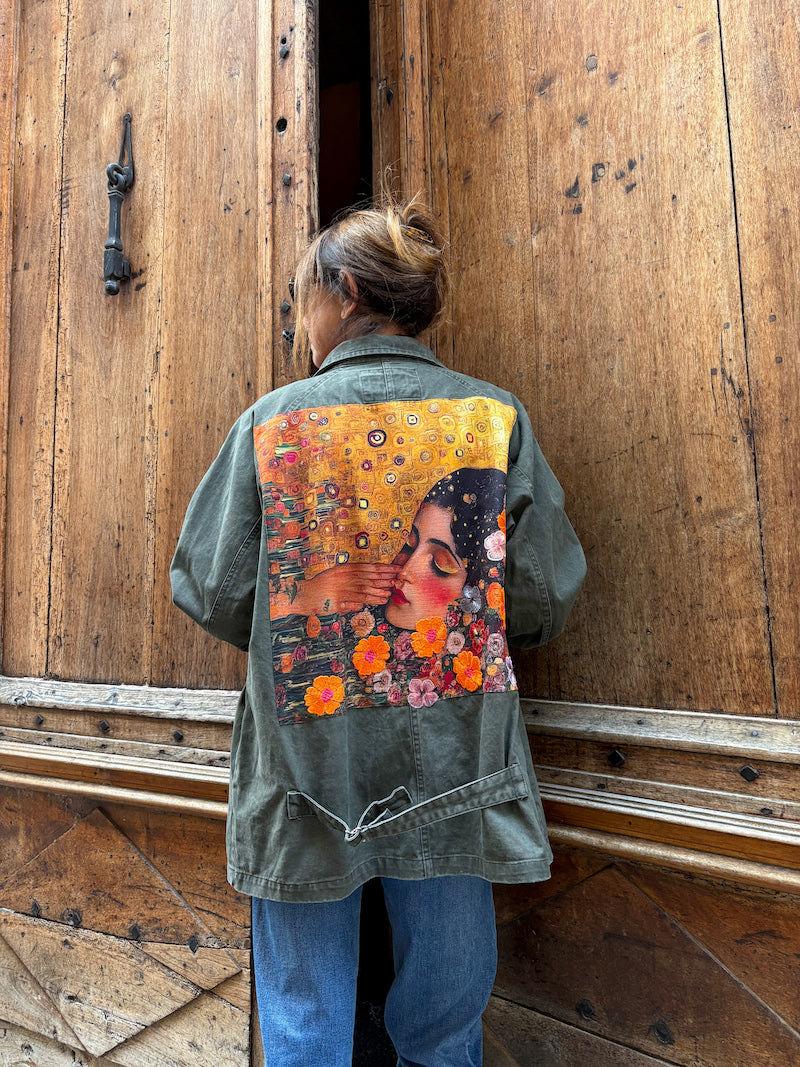 Veste femme brodée d'un visage inspirée Klimt
