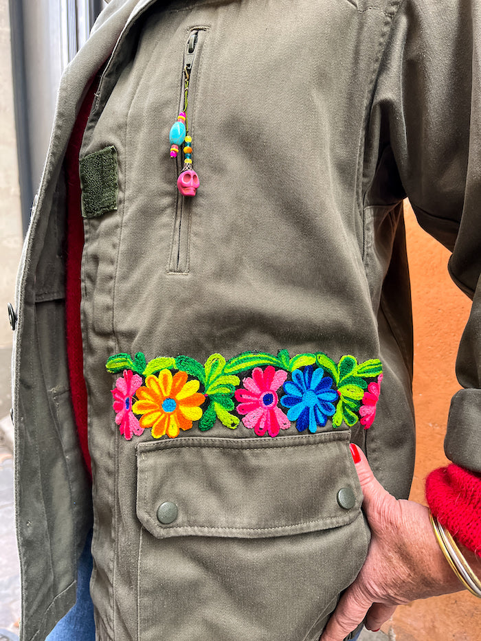 Veste militaire customisée d'un visage Frida Kahlo