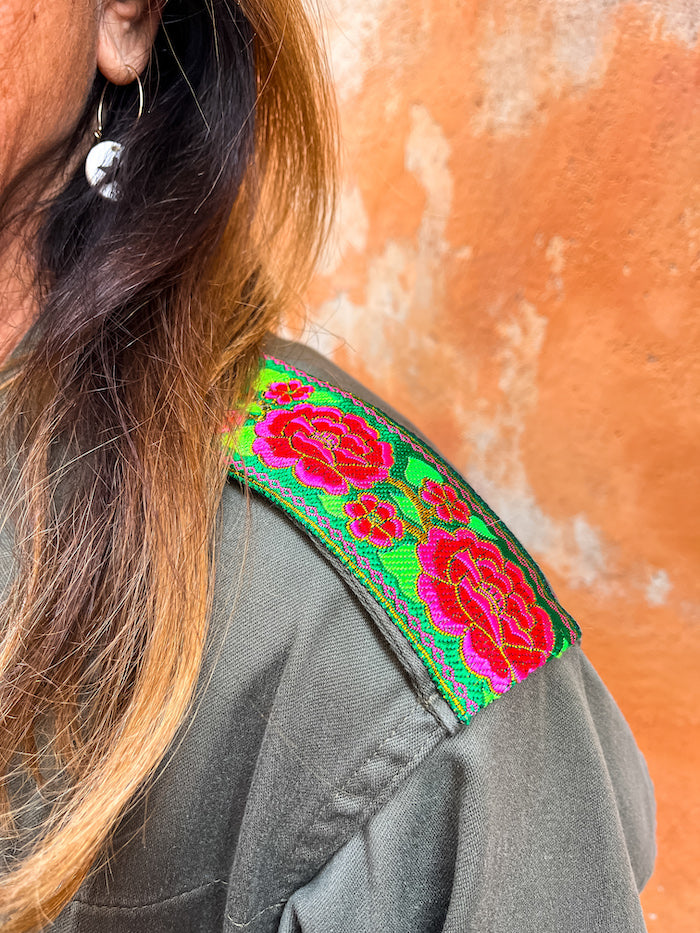 Veste militaire customisée d'un visage Frida Kahlo