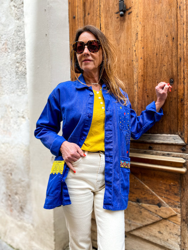 Veste bleu de travail customisée d'un visage abstrait style Castelbajac