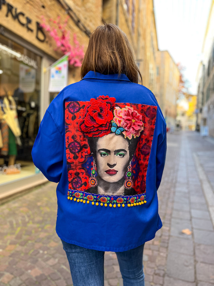 Veste bleu de travail customisée d'un visage Frida Kahlo