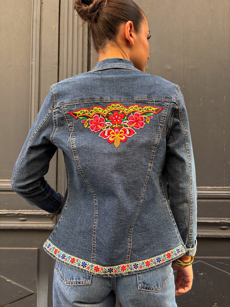 Veste en jean customisée de fleurs rouges et jaunes