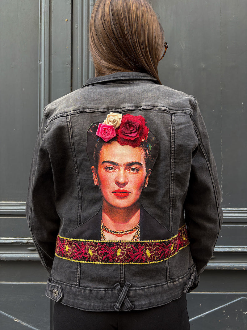 Veste en jean noir brodée à la main Frida Kahlo - Rosa Nocturna