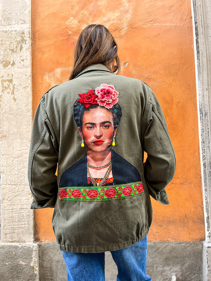 Veste militaire customisée d'un visage Frida Kahlo