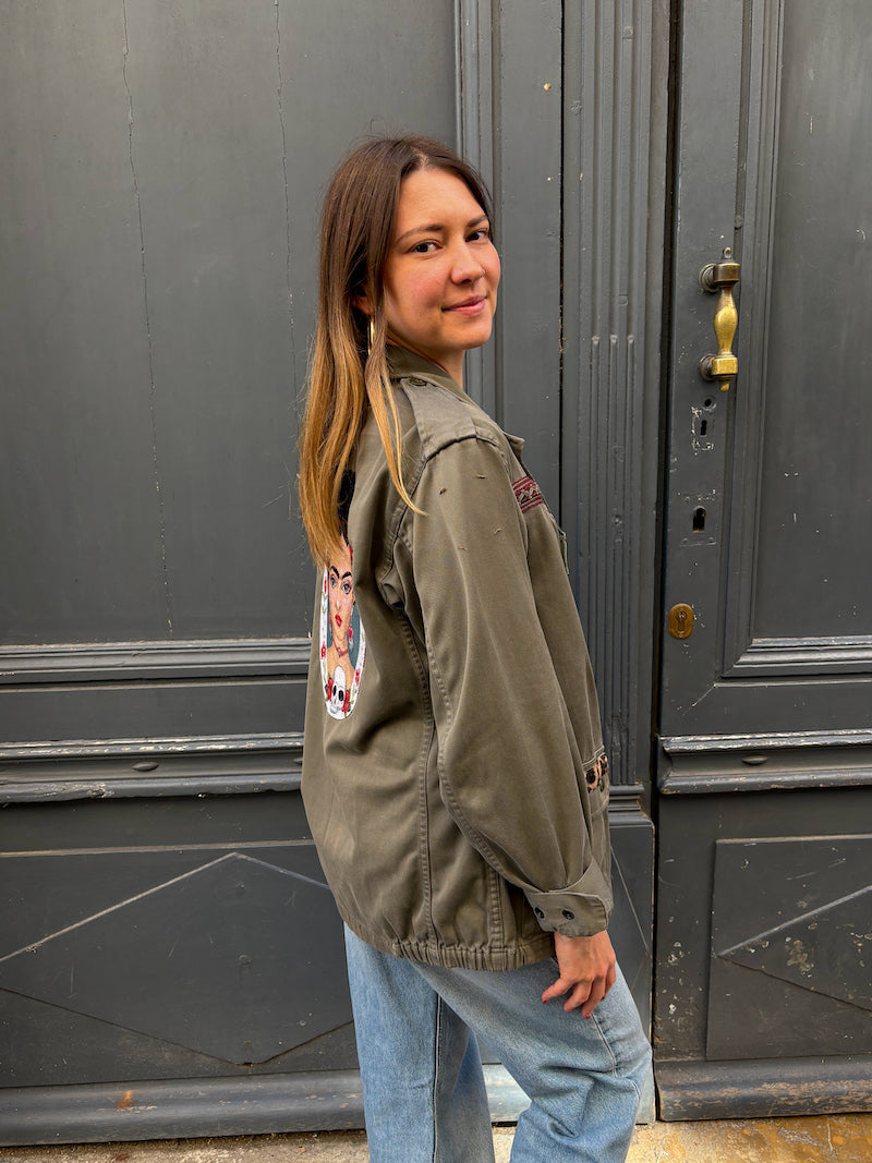 Veste militaire brodée à l'effigie de Frida Kahlo - Raíces y flores