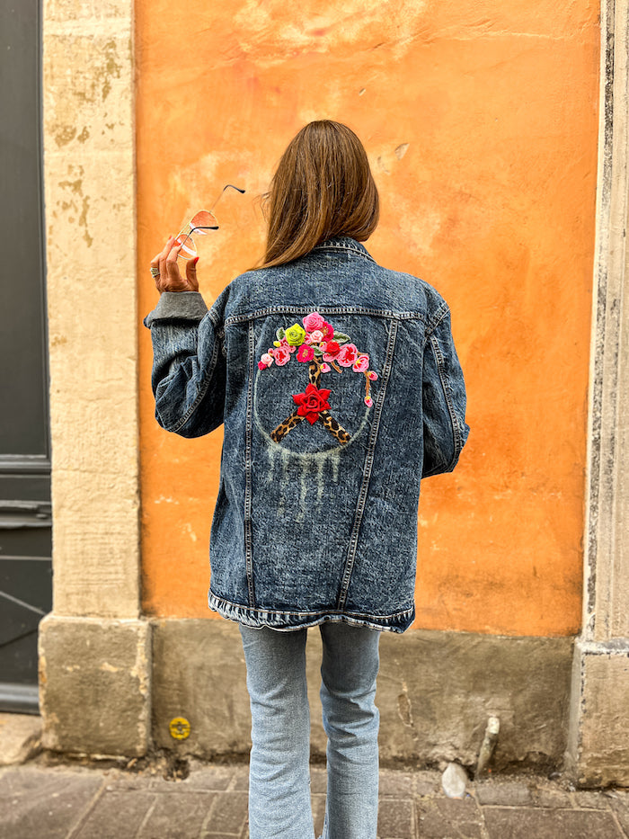 Veste en jean customisée et brodée Peace and Love