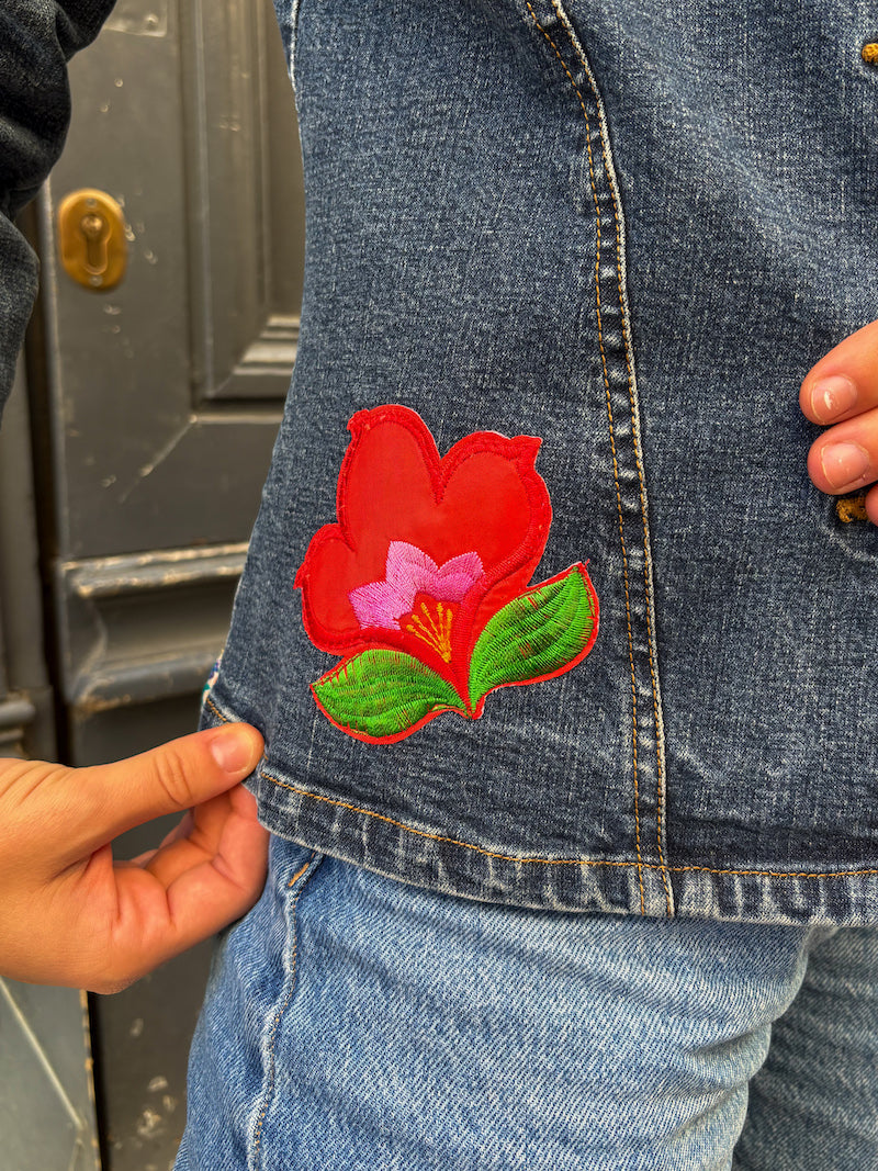 Veste en jean customisée de fleurs rouges et jaunes