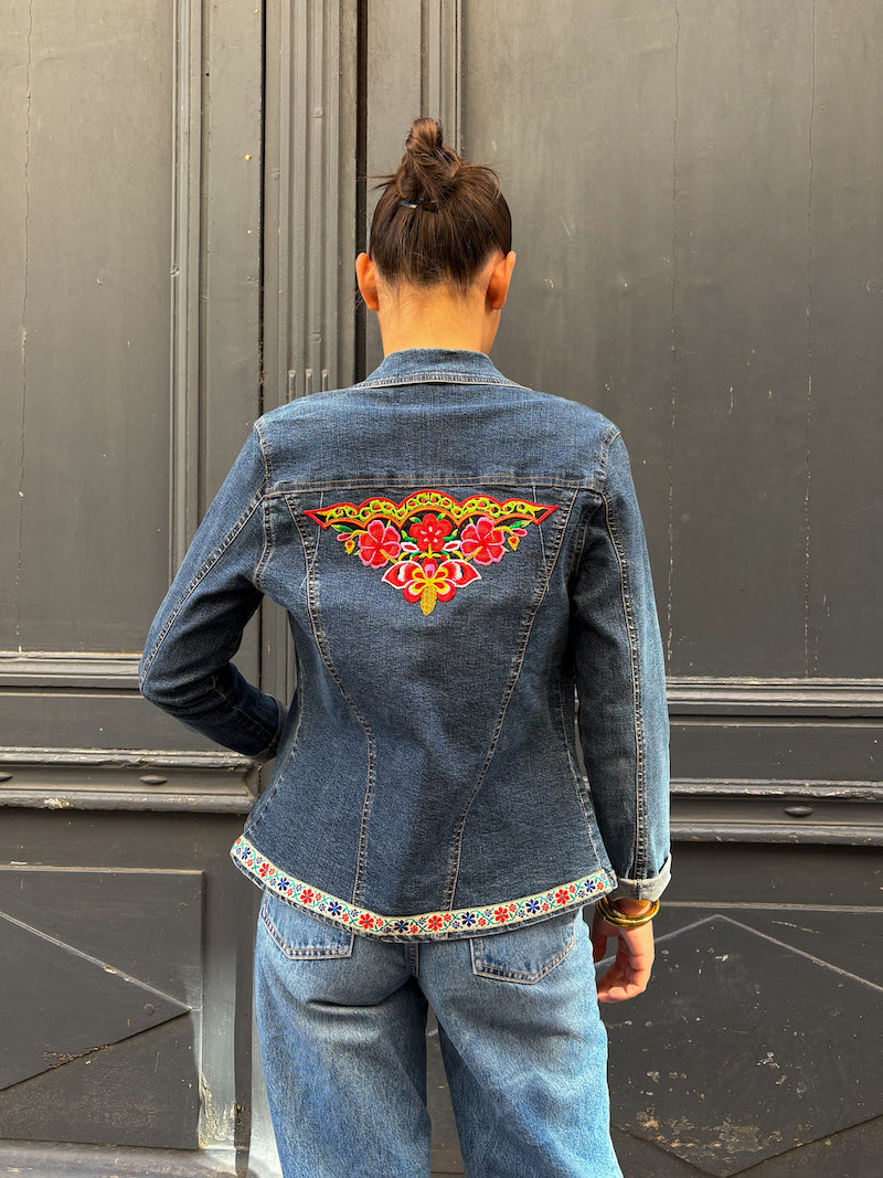 Veste en jean customisée de fleurs rouges et jaunes