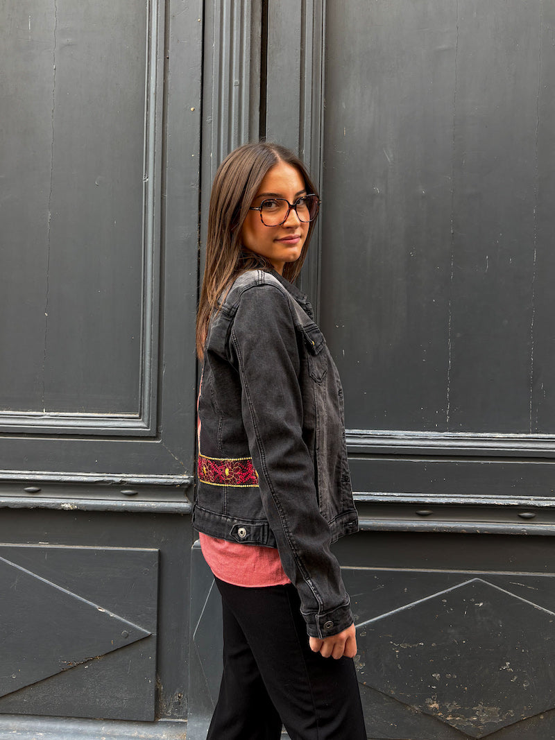 Veste en jean noir brodée à la main Frida Kahlo - Rosa Nocturna