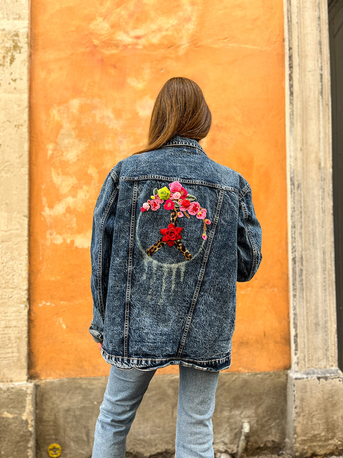 Veste en jean customisée et brodée Peace and Love