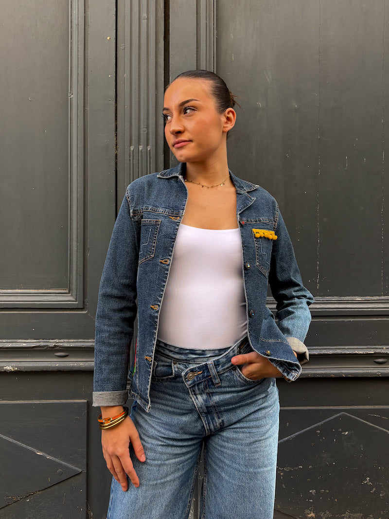 Veste en jean customisée de fleurs rouges et jaunes
