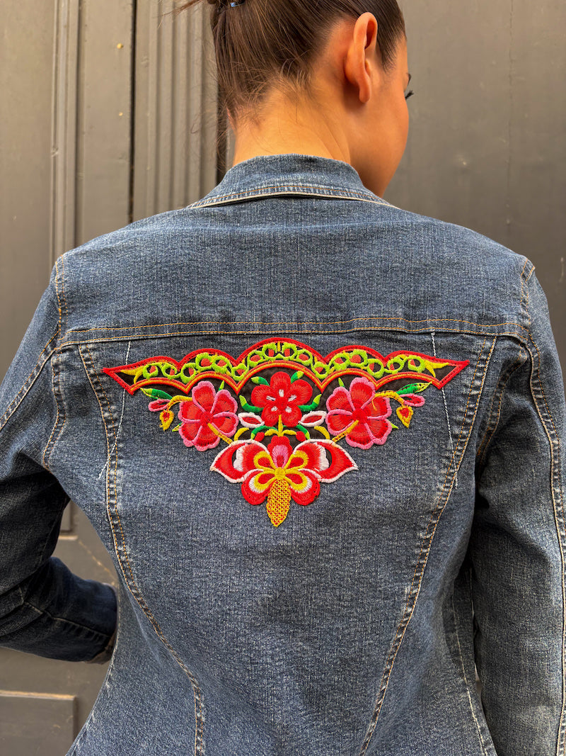 Veste en jean customisée de fleurs rouges et jaunes