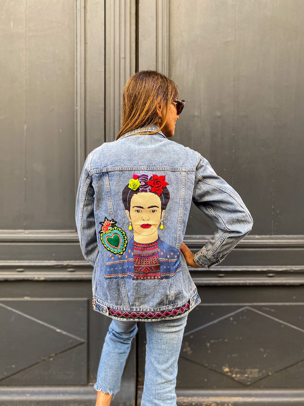 Veste en jean oversize customisée d'une Frida Kahlo Milagros