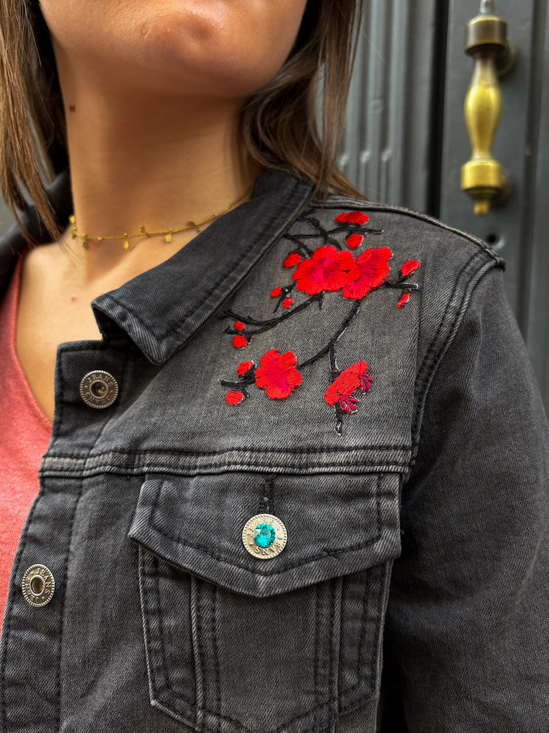 Veste en jean noir brodée à la main Frida Kahlo - Rosa Nocturna