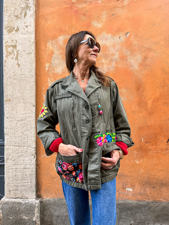 Veste militaire customisée d'un visage Frida Kahlo