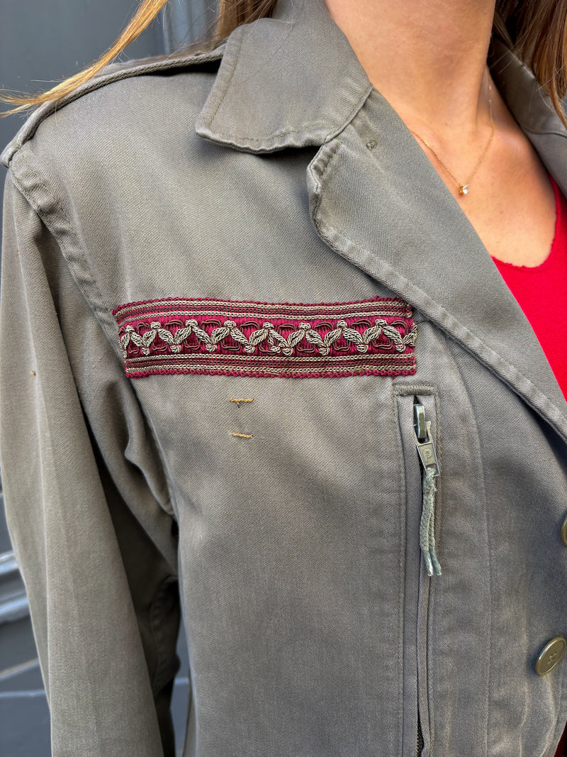 Veste militaire brodée à l'effigie de Frida Kahlo - Raíces y flores
