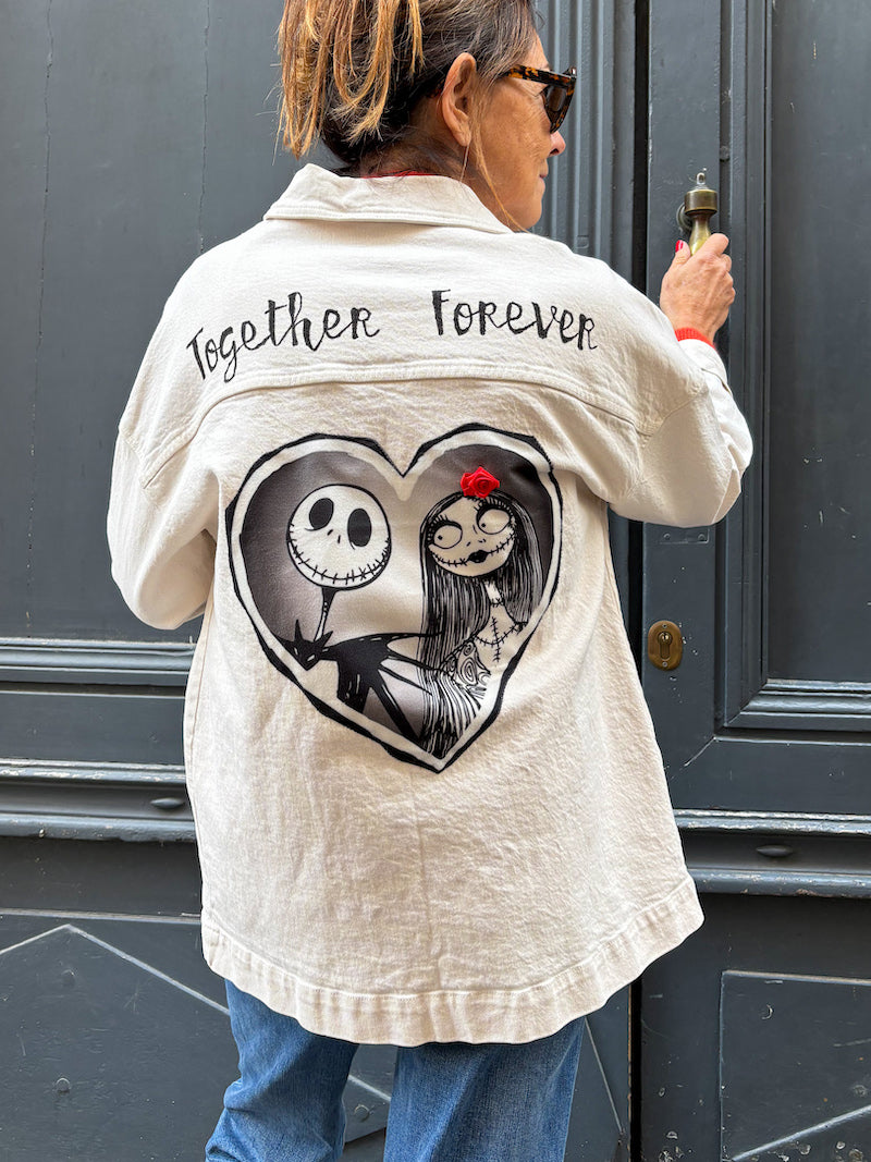 Veste en jean blanc cassé oversize customisée de Calavera - esprit Tim Burton