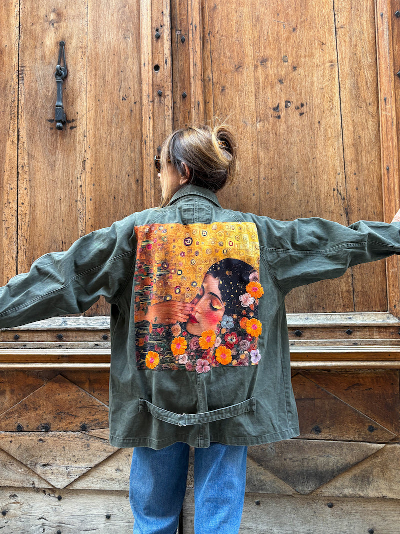 Veste femme brodée d'un visage inspirée Klimt