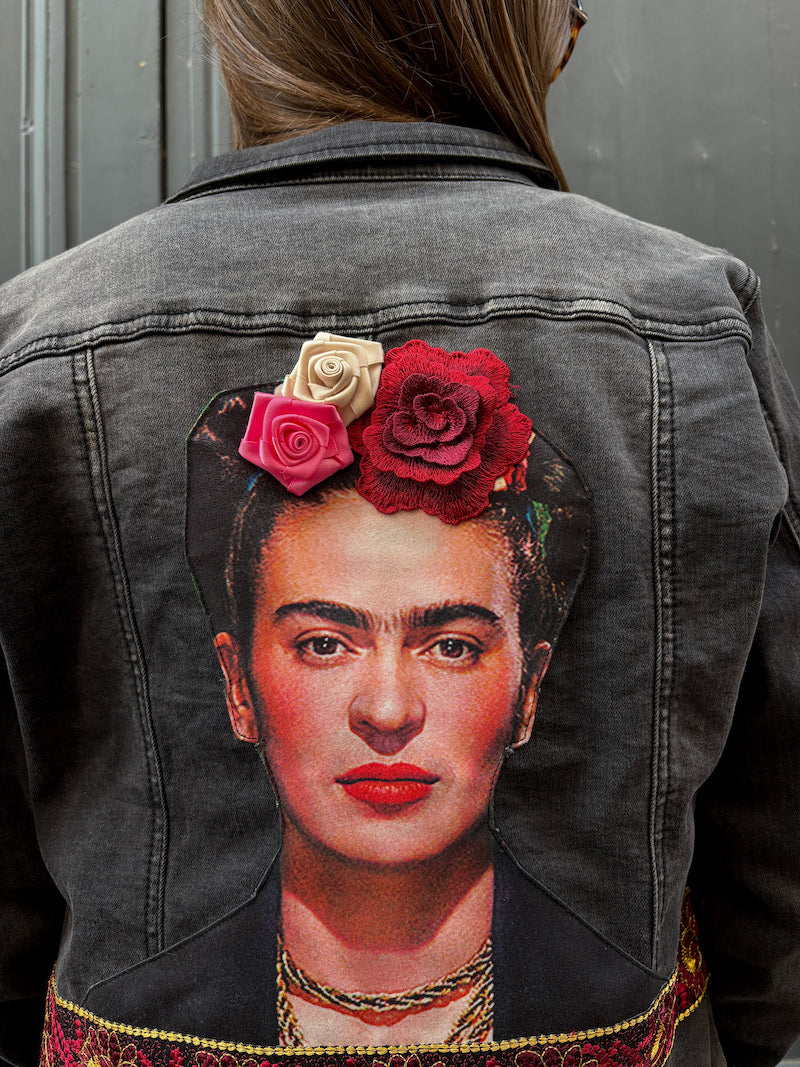 Veste en jean noir brodée à la main Frida Kahlo - Rosa Nocturna