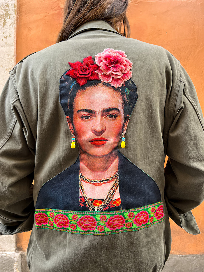 Veste militaire customisée d'un visage Frida Kahlo