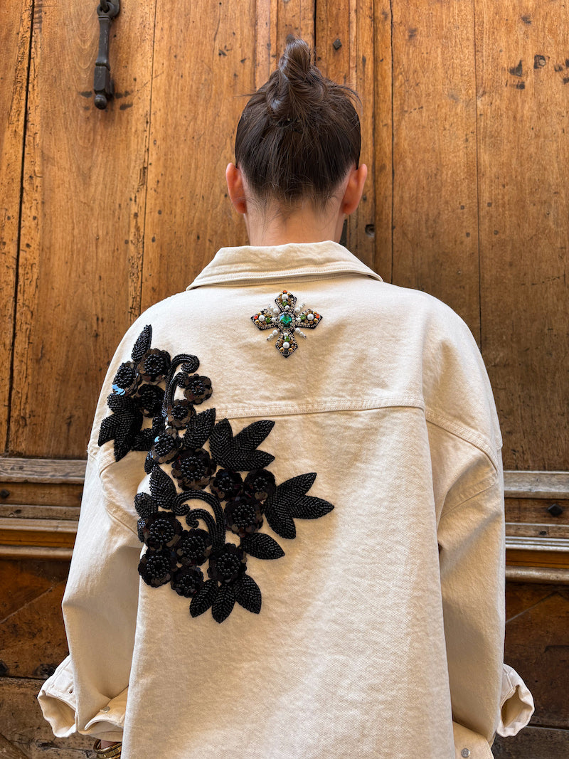 Veste oversize blanc cassé brodée de fleurs baroques en perles noires
