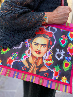 Cabas Frida Kahlo et ex-votos en plastique recyclé rose