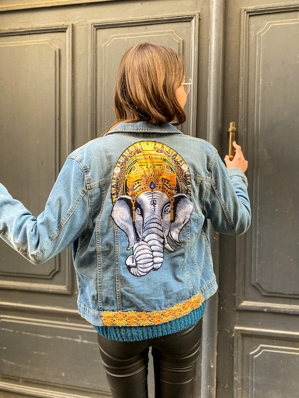 Veste en jean customisée d'un éléphant