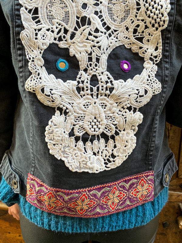 Veste en jean noir customisée d'un crâne en dentelle blanche Romantik Skull