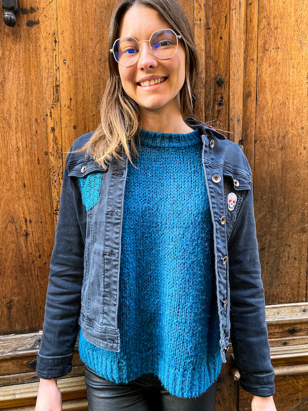 Veste en jean noir customisée d'un crâne en dentelle blanche Romantik Skull