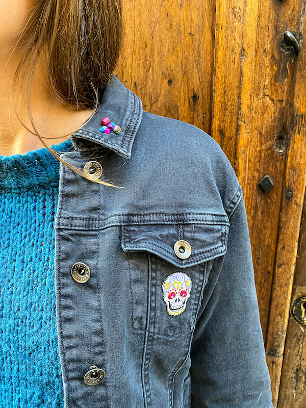 Veste en jean noir customisée d'un crâne en dentelle blanche Romantik Skull