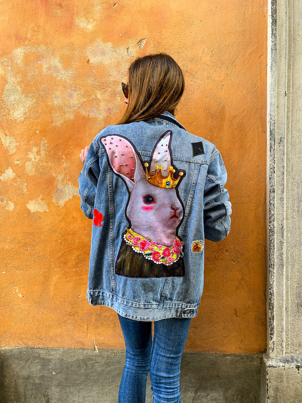 Veste en jean oversize brodée à la main esprit Alice au Pays des Merveilles