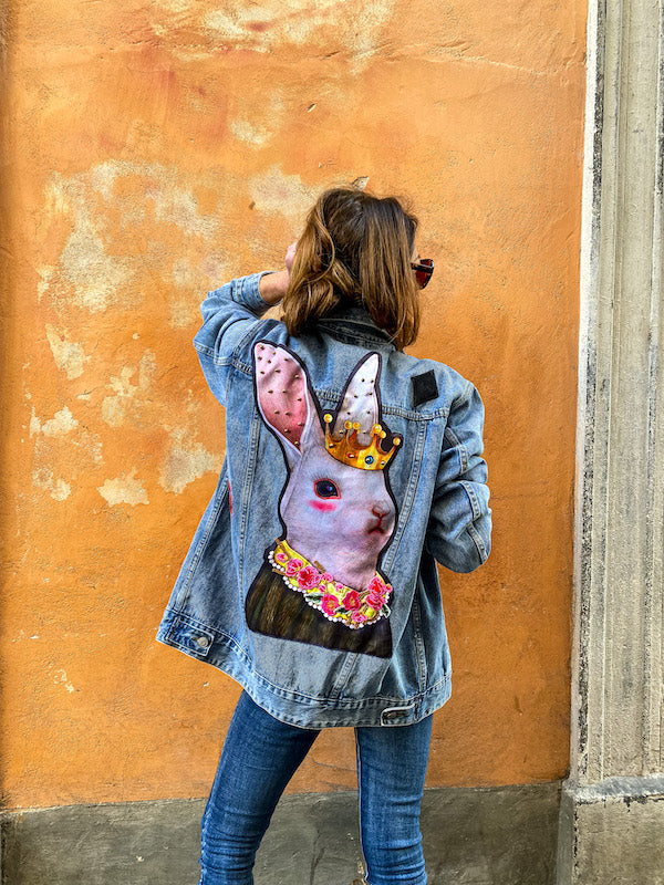 Veste en jean oversize brodée à la main esprit Alice au Pays des Merveilles