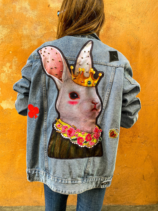 Veste en jean oversize brodée à la main esprit Alice au Pays des Merveilles