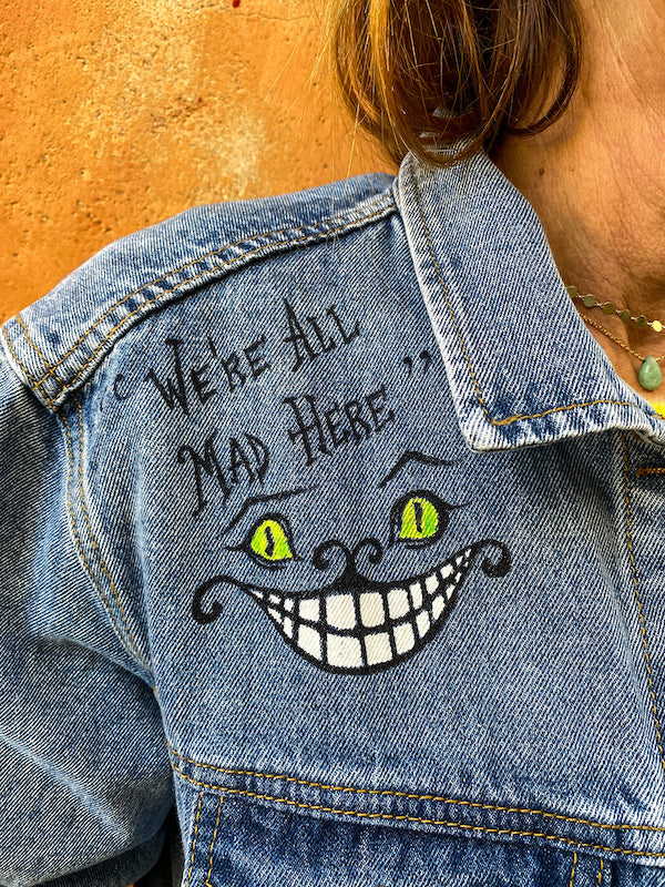 Veste en jean oversize brodée à la main esprit Alice au Pays des Merveilles