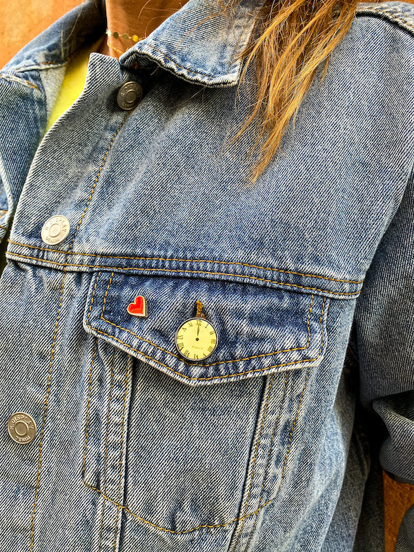 Veste en jean oversize brodée à la main esprit Alice au Pays des Merveilles