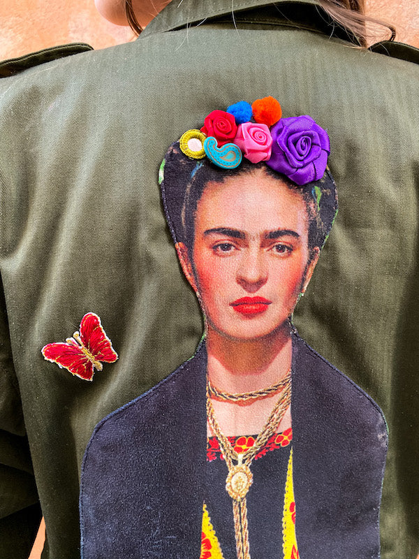 Veste militaire customisée d'une Frida Kahlo El Arte