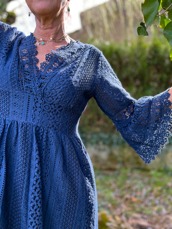 Robe tendance en dentelle bleu marine bohème