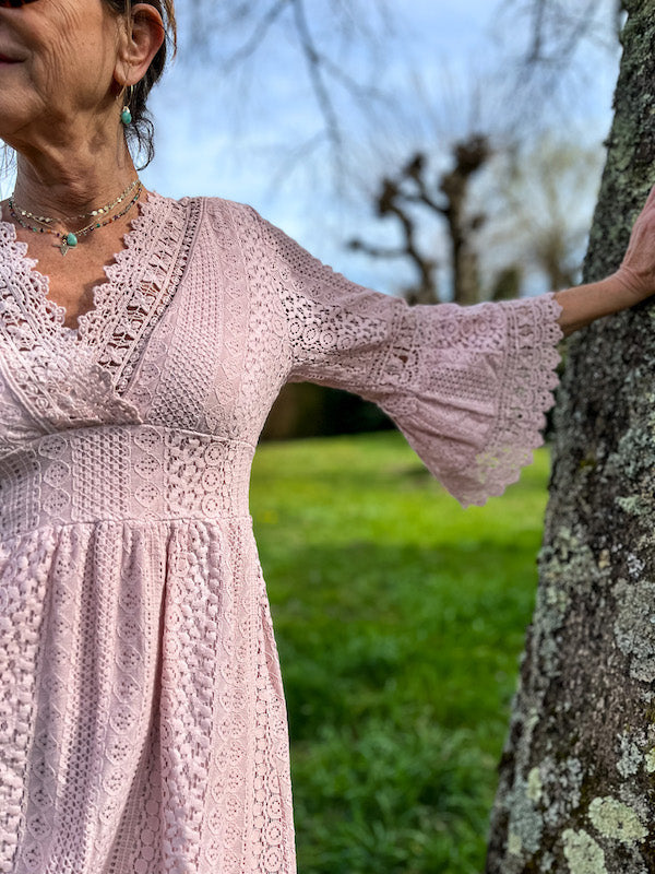 Robe longue rose bohème en dentelle