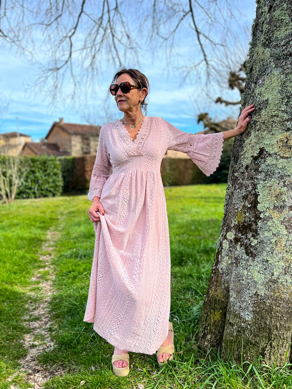 Robe longue rose bohème en dentelle