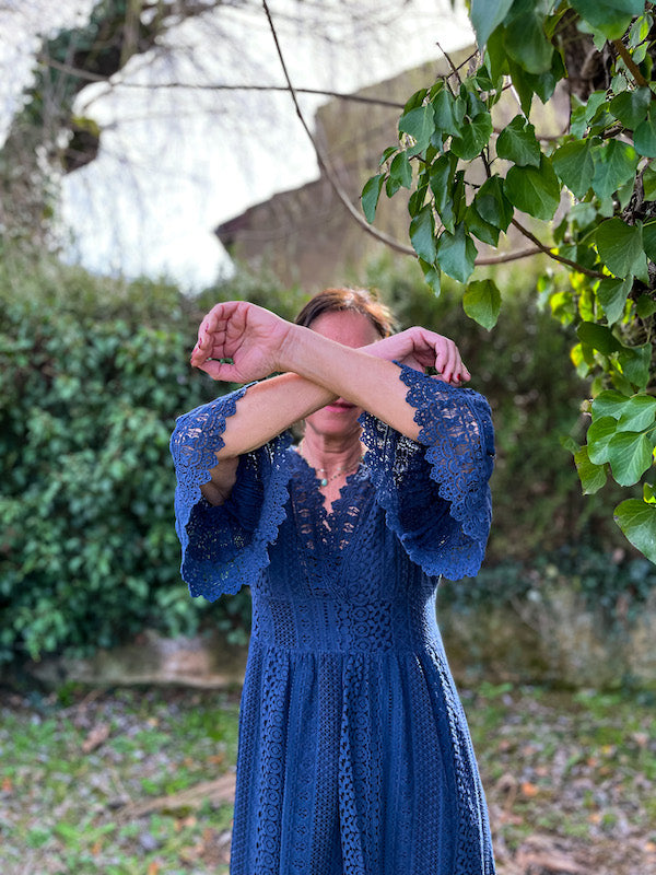 Robe tendance en dentelle bleu marine bohème