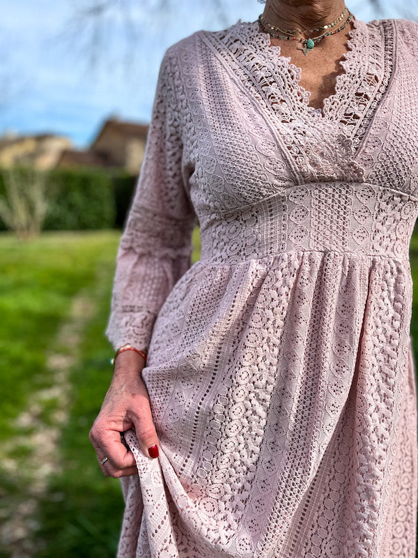 Robe longue rose bohème en dentelle