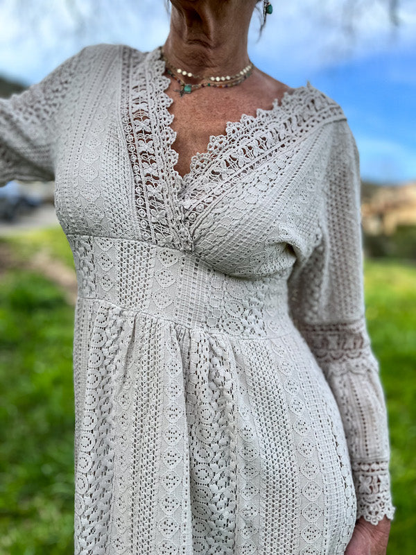 Robe longue écru en dentelle bohème